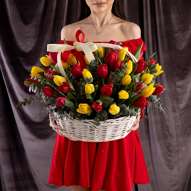 Корзинка из 45 красных и желтых тюльпанов с зеленью - фото 1