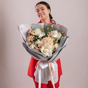 Букет из гортензии и роз "Адриана"