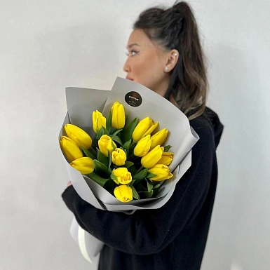 Мини букет из 15 желтых тюльпанов - фото 2