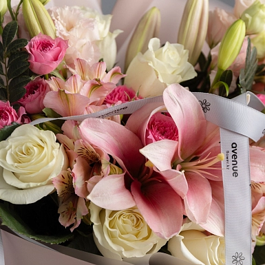 Букет с лилией и розами "Очарование" - фото 5