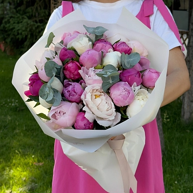 Букет из 25 микс пионов от Скакодуб А.А. с зеленью - фото 1