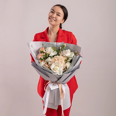 Букет из гортензии и роз "Адриана" - фото 2