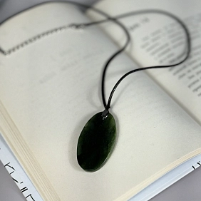 Кулон из нефрита "Талисман"