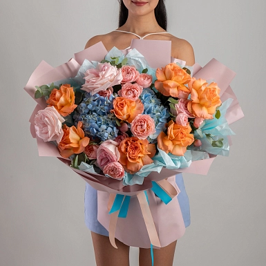 Букет из гортензии и роз “Цветочный вальс” фото