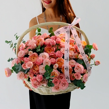 Корзина из кустовых пионовидных роз "Талшын" - фото 1