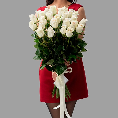 Букет из 25 белых роз 80 см - фото 1