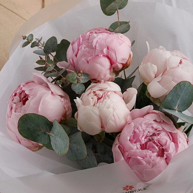 Букет из 5 розовых пионов с зеленью - фото 5