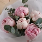 Букет из 5 розовых пионов с зеленью - фото 5