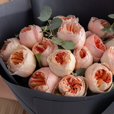 Букет из 15 пионовидных роз David Austin "Juliet" с оформлением - фото 6