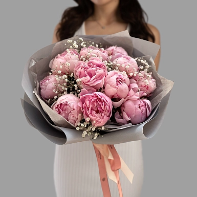 Букет из 11 розовых пионов и гипсофилы - фото 2