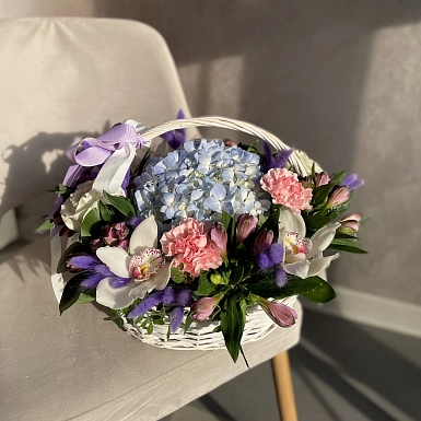 Корзинка из гортензии и орхидей "Улыбка" - фото 2