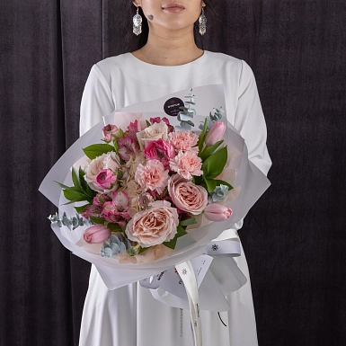 Букет из гортензии и ранункулюсов "Аромат нежности" фото