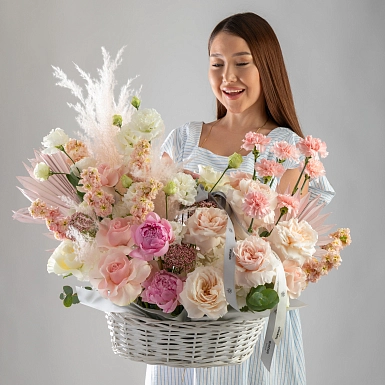 Корзина с пионовидными розами и пионами "Самая любимая" - фото 2