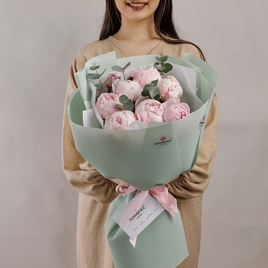 Букет из 9 розовых пионов с зеленью - фото 3