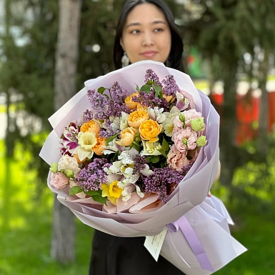 Букет из сирени и нарциссов "Апрельский аромат" - фото 1