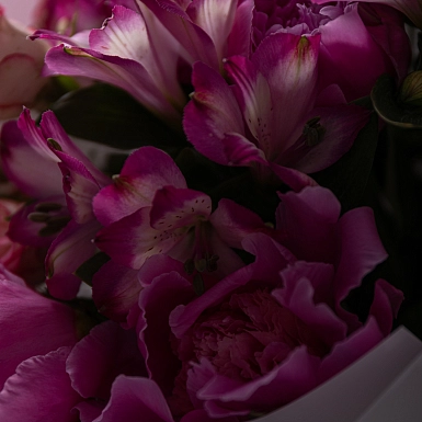 Букет из пионов и альстромерий "Шолпан" - фото 4