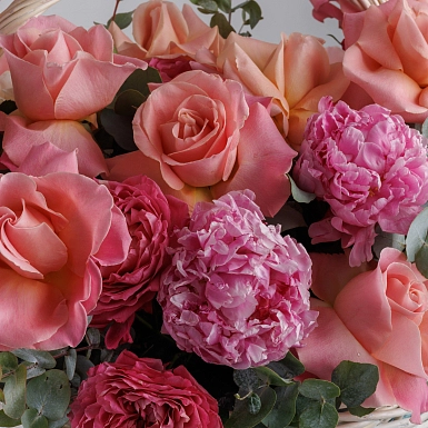 Композиция с пионами в корзине "Любимая" - фото 4