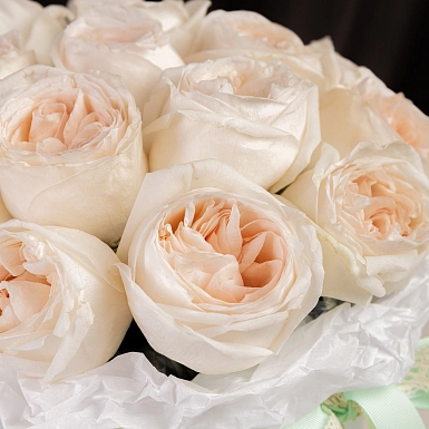 Коробка из 15 белых пионовидных роз David Austin - фото 5