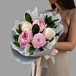 Букет из 5 белых и розовых пионов с зеленью - фото 2