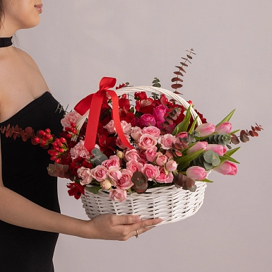 Композиция в корзине "Алые Лепестки" - фото 3