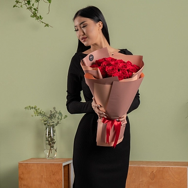 Букет из 15 красных роз 50 см "Магия чувств" - фото 1