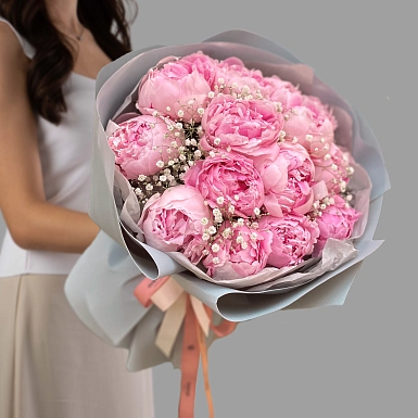 Букет из 15 розовых пионов и гипсофилы - фото 2