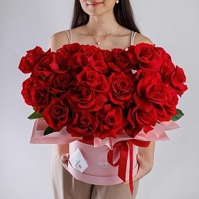 Композиция из 25 красных голландских роз в коробке "Freedom"