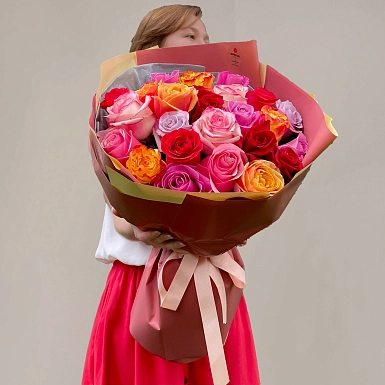 Букет из 25 разноцветных ярких роз 50 см - фото 1
