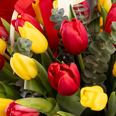 Корзинка из 45 красных и желтых тюльпанов с зеленью - фото 5