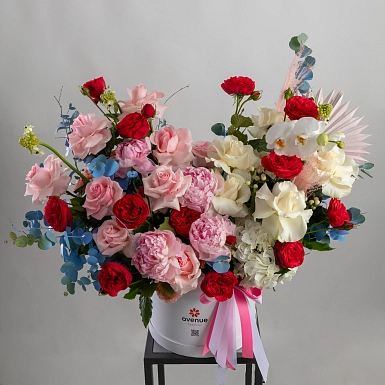 Композиция с цветами в коробке "Avenue" фото
