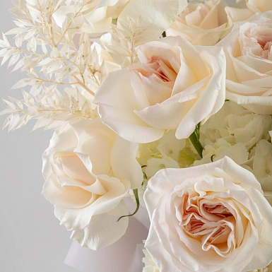 Композиция с пионовидными розами "Белый бархат" - фото 6