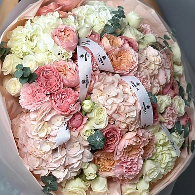 Букет из гортензий и кустовых пионовидных роз "Эдель" фото