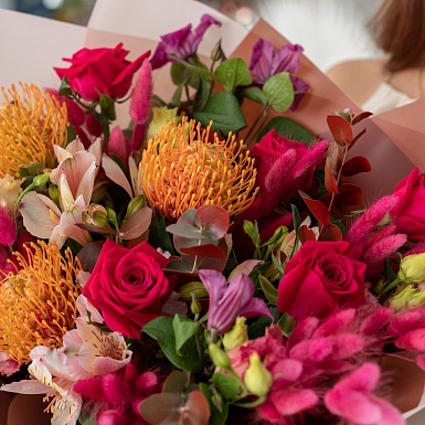 Букет с люкосперумом и розами "Мгновение" - фото 5