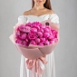 Букет из 35 малиновых пионов - фото 1