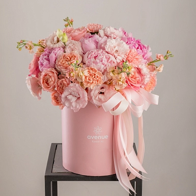 Композиция с розовыми пионами в коробке "Barbie" - фото 5