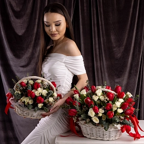 Сет из двух букетов в корзинке "Для любимых"