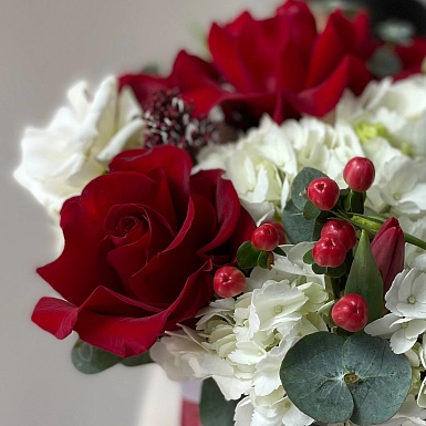 Композиция в коробке сердце "Соединяя сердца" фото