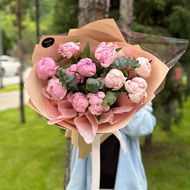 11 розовых пионов с эвкалиптом - фото 3