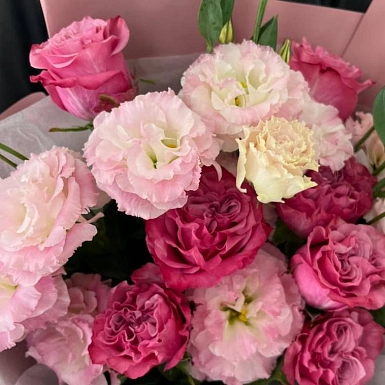Букет из пионовидных роз и лизиантусов "Николь" - фото 5