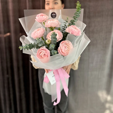 Букет из 7 ранункулюсов с зеленью "Розовая роскошь" - фото 2