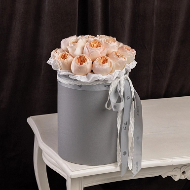 Коробка из 15 кремовых пионовидных роз David Austin - фото 2