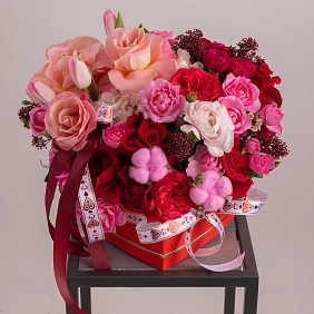 Композиция в сердце с розами и тюльпанами "Цветочное Волшебство"