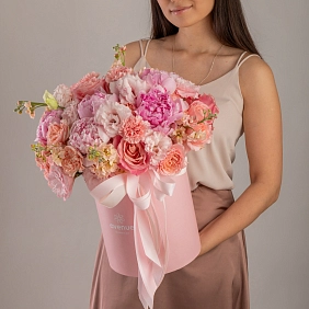 Композиция с розовыми пионами в коробке "Barbie"