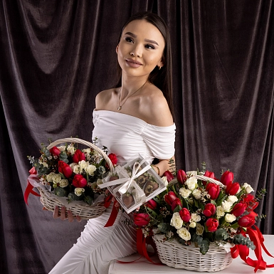 Сет из 2-х букетов в корзинке и клубника в шоколаде 9 шт. "Милашка" - фото 1