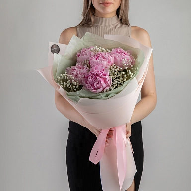 Букет из 5 розовых пионов и гипсофилы - фото 3