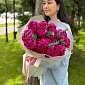 15 малиновых пионов с эвкалиптом - фото 5