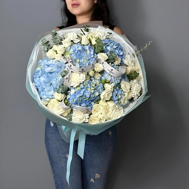 Букет из гортензий и кустовых роз "Венеция" фото