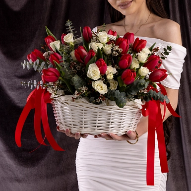 Корзинка из тюльпанов и кустовых роз "Возлюбленной" - фото 1