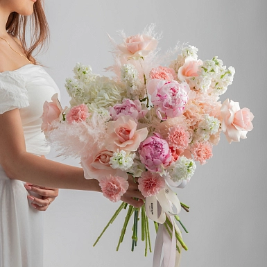 Букет с пионами и маттиолой "Чудное мгновенье" - фото 1