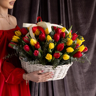 Корзинка из 45 красных и желтых тюльпанов с зеленью - фото 2